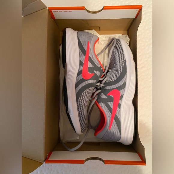 Nike - Revolution 4 (GS) | Size: 5.5 Y | Grey & Pink - Picture 3 of 3